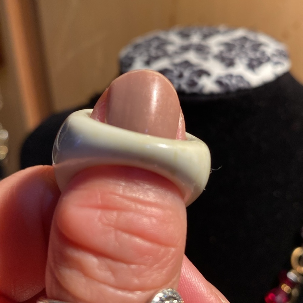 Thick plastic/lucite ring - Picture 5 of 8